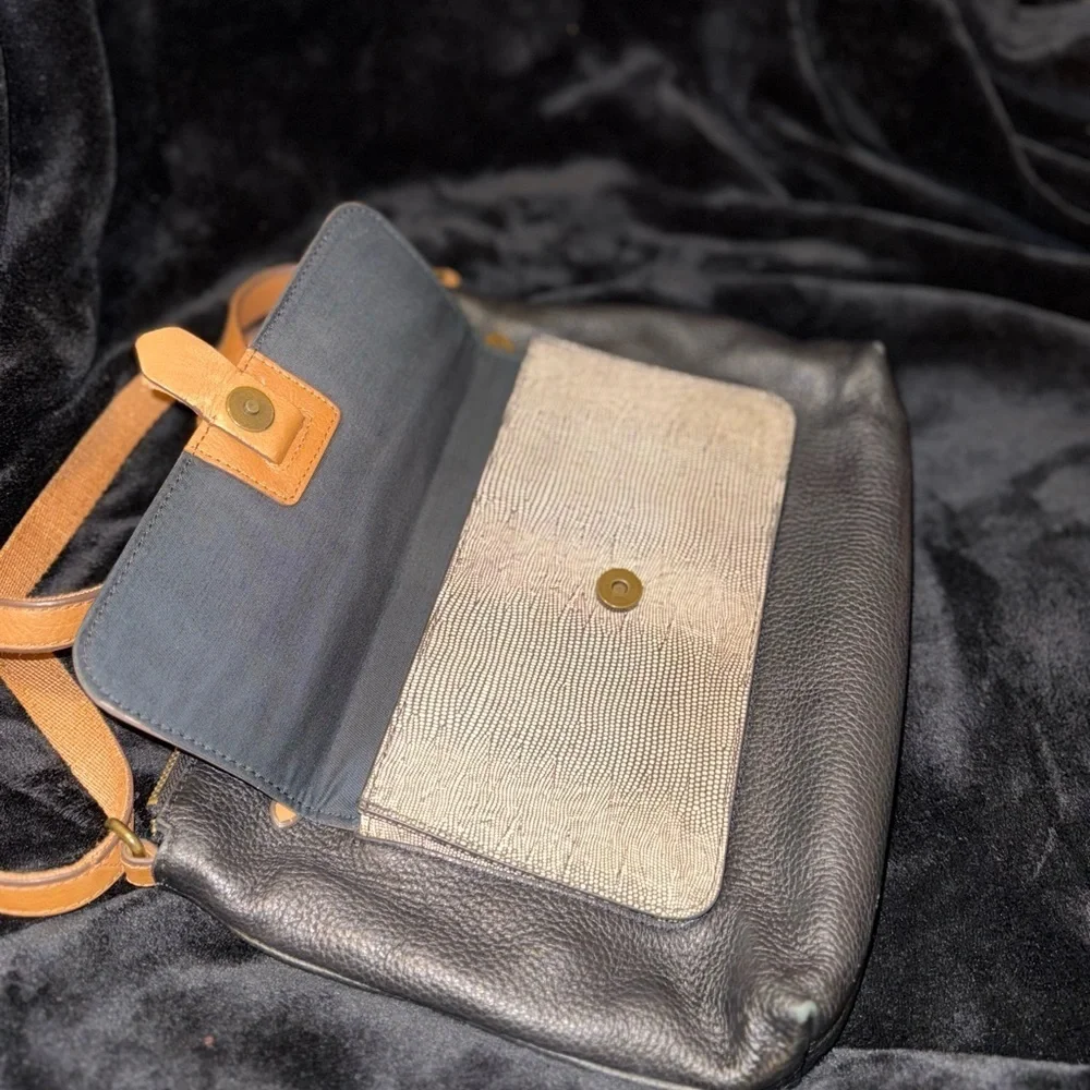 Fossil Black and Tan Crossbody Bag with Structured Elegance